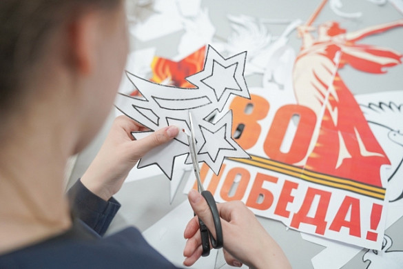 Школьники помогают украшать города и поселки Ивановской области ко Дню Победы